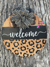 Load image into Gallery viewer, Leopard Print Welcome Round Door Hanger

